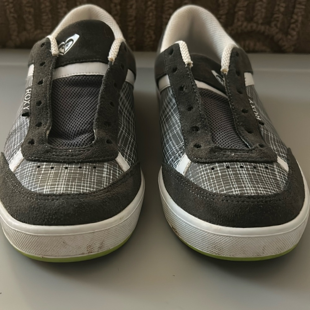 Roxy sneakers… no shoe laces